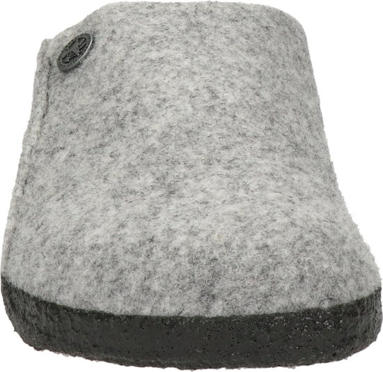 Grijze Birkenstock pantoffel van vilt met witte schapenwollen voering, voorkant aanzicht.