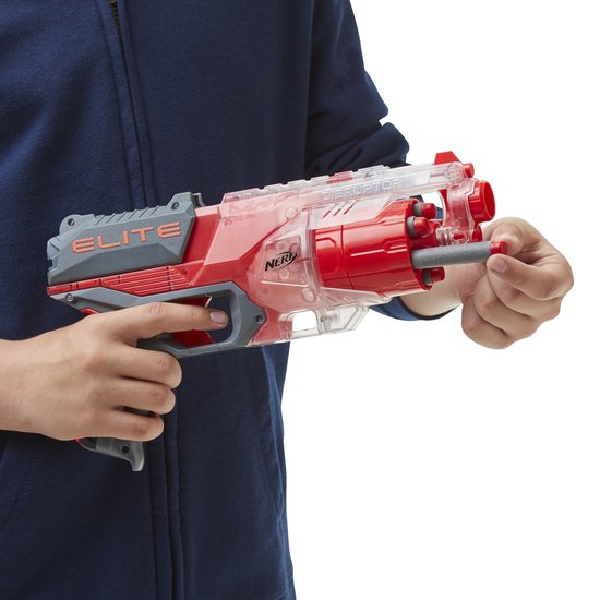 Handen van een jongen met blauwe hoodie laden een NERF Elite Disruptor met een rood en grijs vat.