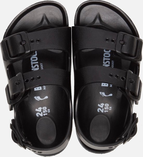 Bovenaanzicht van twee zwarte Birkenstock Milano EVA sandalen.