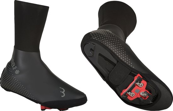 Zwarte BBB Cycling fietsoverschoenen, waterdicht, met rode schoenplaatjes.