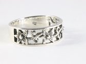 Fijne opengewerkte zilveren ring met bloemen patroon - maat  17.5
