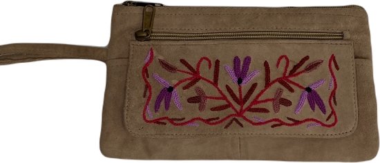 Dames polstas suède leer - bruine damestas met handgeborduurd bloemenpatroon in paars - riemtasje