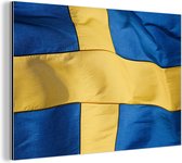 Wanddecoratie Metaal - Aluminium Schilderij Industrieel - Close-up van de vlag van Zweden - 90x60 cm - Dibond - Foto op aluminium - Industriële muurdecoratie - Voor de woonkamer/slaapkamer