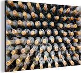Wanddecoratie Metaal - Aluminium Schilderij Industrieel - Oude wijnflessen in een wijnkelder - 90x60 cm - Dibond - Foto op aluminium - Industriële muurdecoratie - Voor de woonkamer/slaapkamer