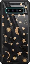 Casimoda® hoesje - Geschikt voor Samsung Galaxy S10+ - Counting The Stars - Luxe Hard Case Zwart - Backcover telefoonhoesje - Goudkleurig