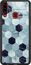 Casimoda® hoesje - Geschikt voor Samsung Galaxy A20s - Blue Cubes - Luxe Hard Case Zwart - Backcover telefoonhoesje - Blauw