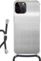 Geschikt voorApple Iphone 14 Pro Max - Crossbody Case - Metaal print - Zilver - Grijs - Siliconen - Crossbody - Backcover met Koord - Telefoonhoesje met koord - Hoesje met touw