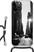 Geschikt voorApple Iphone 14 Pro Max - Crossbody Case - Een rustige straat in New York in zwart-wit - Siliconen - Crossbody - Backcover met Koord - Telefoonhoesje met koord - Hoesje met touw