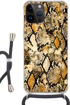 Geschikt voorApple Iphone 14 Pro Max - Crossbody Case - Dierenprint - Slang - Goud - Zwart - Siliconen - Crossbody - Backcover met Koord - Telefoonhoesje met koord - Hoesje met touw