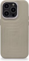 DECODED Embossed Back Cover - iPhone 14 Pro Max - Hoogwaardig Europees Leer - Hoesje met Metalen Knoppen - Magnetische Technologie van Apple - Beige, Grijs