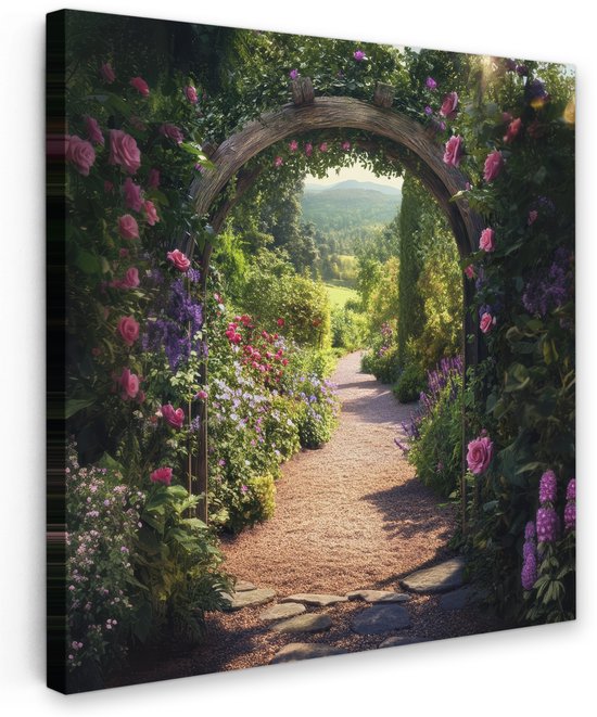 Een doorkijk van een tuin met roze rozen en paarse bloemen onder een houten boog, naar een heuvelachtig landschap.