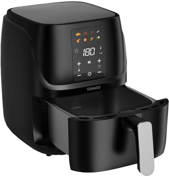Zwarte Tomado airfryer met digitaal display, inhoud 3L. De mand met friet is er deels uitgeschoven.