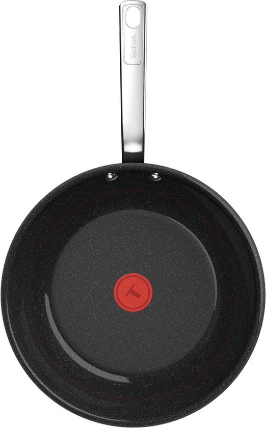 Bovenaanzicht van een zwarte Tefal wokpan met een glanzend metalen handvat en de rode Tefal T-logo op de bodem.