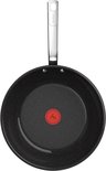 Bovenaanzicht van een zwarte Tefal wokpan met een glanzend metalen handvat en de rode Tefal T-logo op de bodem.
