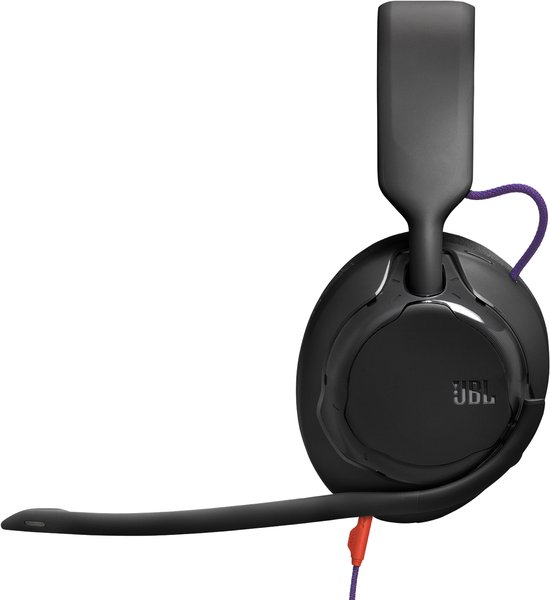 Rechter oorschelp van een zwarte JBL gaming headset. Zwarte afwerking met JBL logo en een draaibare microfoon.