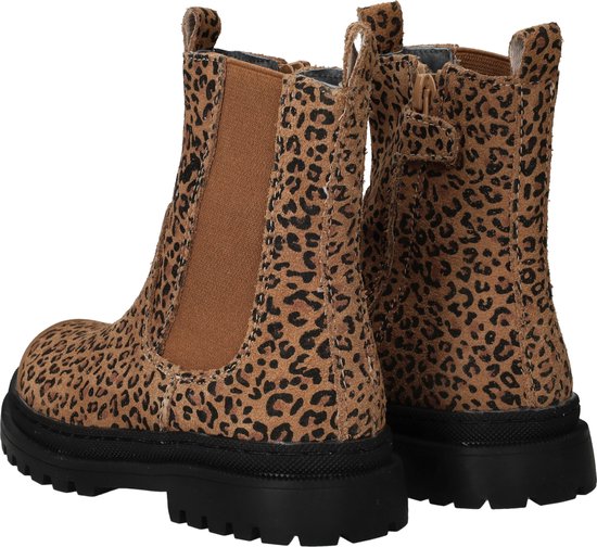 Cognackleurige chelseaboot met panterprint, van achteren gezien met zwarte zool.