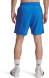 Achterkant van een man in een blauwe Under Armour sportbroek.