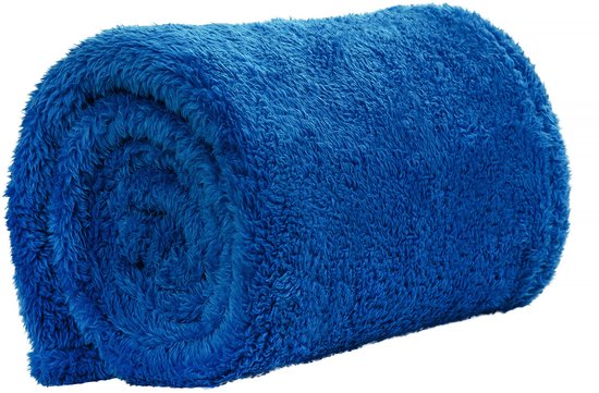 Een opgerolde blauwe teddy fleece deken, prachtig zacht.