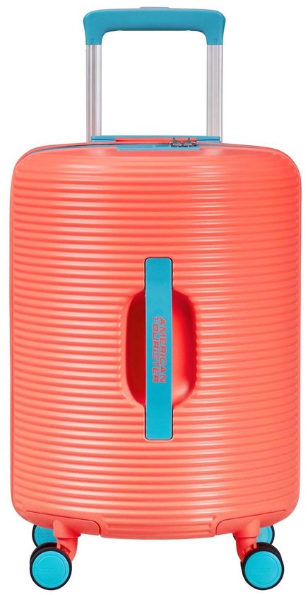 Koraalrode trolley met blauwe handvatten, logo 'American Tourister'.