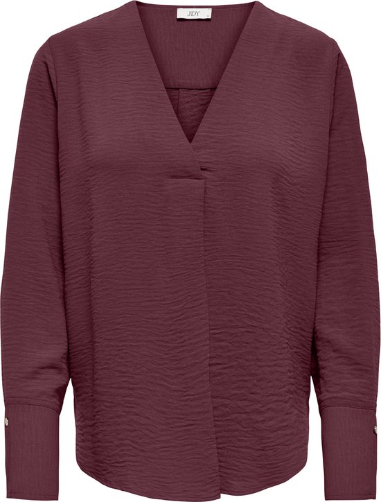 Bordeauxrode blouse met lange mouwen en een V-hals. De stof heeft een textuur en de mouwen hebben gouden knopen.