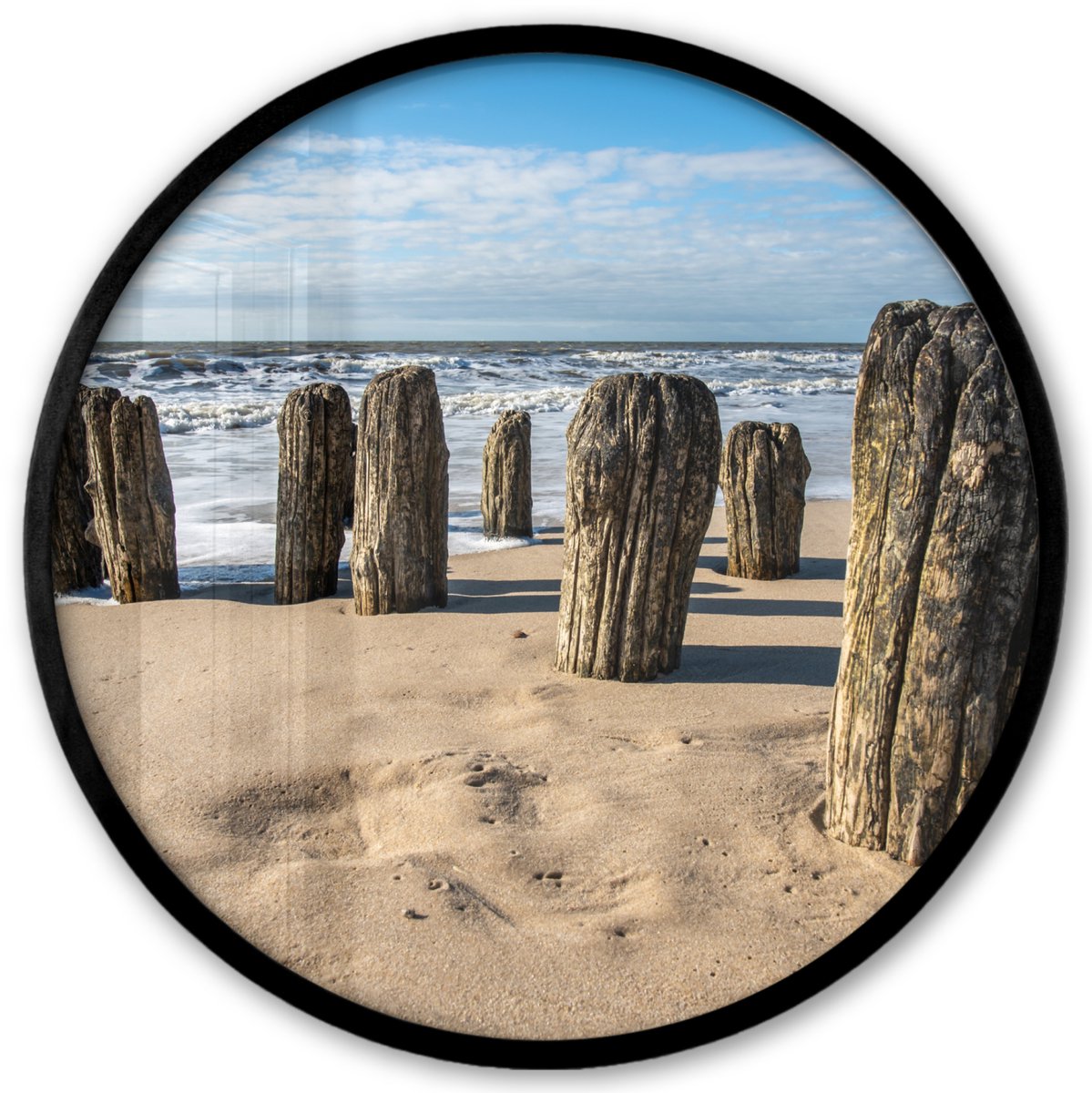FrameYourWall Poster in lijst Rond - Fotolijst 40x40 cm - Posters - Zand - Strand - Paal - Water - Zomer - Ronde posterlijst zwart - Decoratie - Wanddecoratie woonkamer - Muurdecoratie slaapkamer Strand - Palen