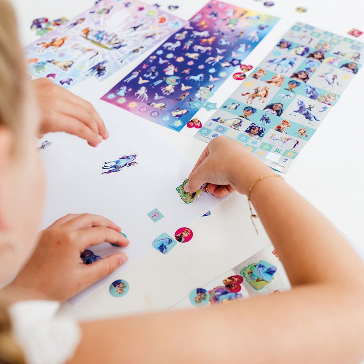 Unicorn Academy XL Stickers set - 8 stickervellen - Met metallic en laserstickers - Speelgoed Kinderen - Knutselen - Voor meisjes - Ook voor kleuters - Vanaf 3 jaar - Totum — afbeelding 11