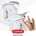 Twee witte Curver bakken met katten decoratie. Een kat met een muis speelgoed is op de voorgrond.