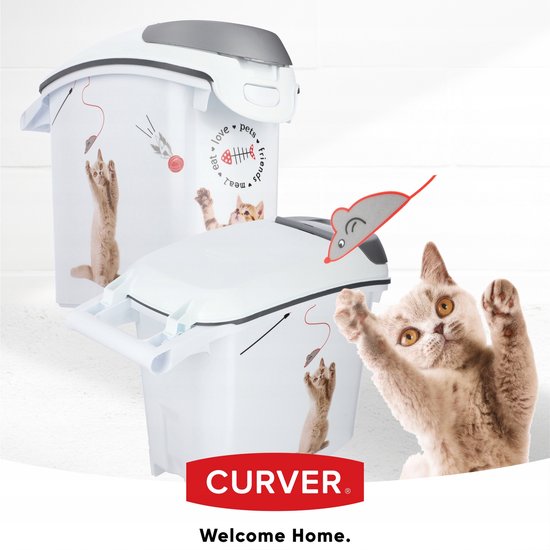 Twee witte Curver bakken met katten decoratie. Een kat met een muis speelgoed is op de voorgrond.