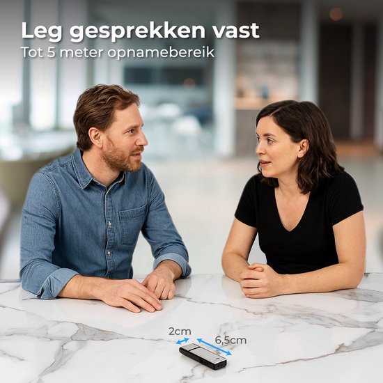 Zilverkleurige usb-stick van 6,5 cm x 2 cm, ideaal voor het vastleggen van gesprekken met een opnamebereik tot 5 meter.