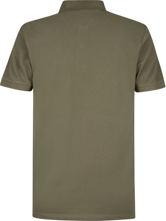 Achterkant van een olijfgroen poloshirt met korte mouwen en een effen ontwerp.