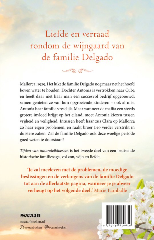 Boekomslag van 'Liefde en verraad rondom de wijngaard van de familie Delgado'. Beschrijving van het verhaal en een citaat van Marie Lamballe. Achtergrond met bloeiende witte bloesems.