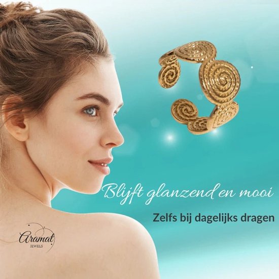 Goudkleurige stalen damesring met gedraaide cirkelmotieven, gedragen op een model.
