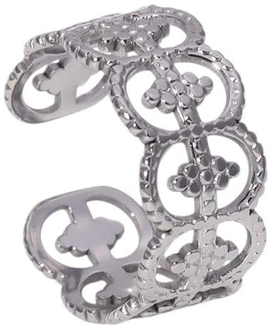 Zilverkleurige, verstelbare ring met een open, bloemachtig patroon.