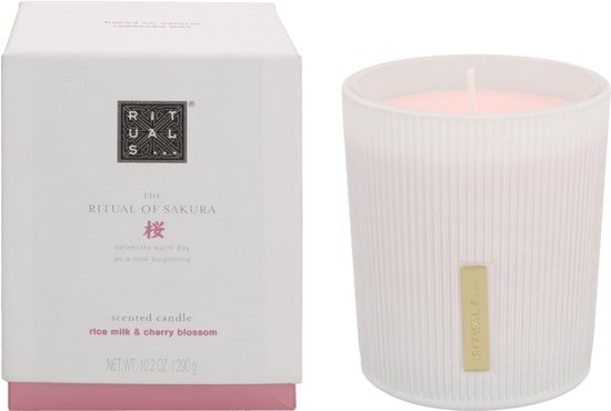 Witte verpakking en roze geurkaars van The Ritual of Sakura.