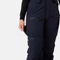 Dichtbij de linkerbroekspijp van een donkerblauwe skibroek, model opent een ritszak.