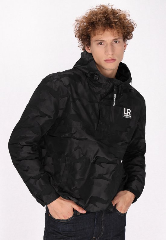 Model draagt een zwarte camouflage jas met capuchon, die voorzien is van een 'UR URBAN RAIN' logo op de borst.