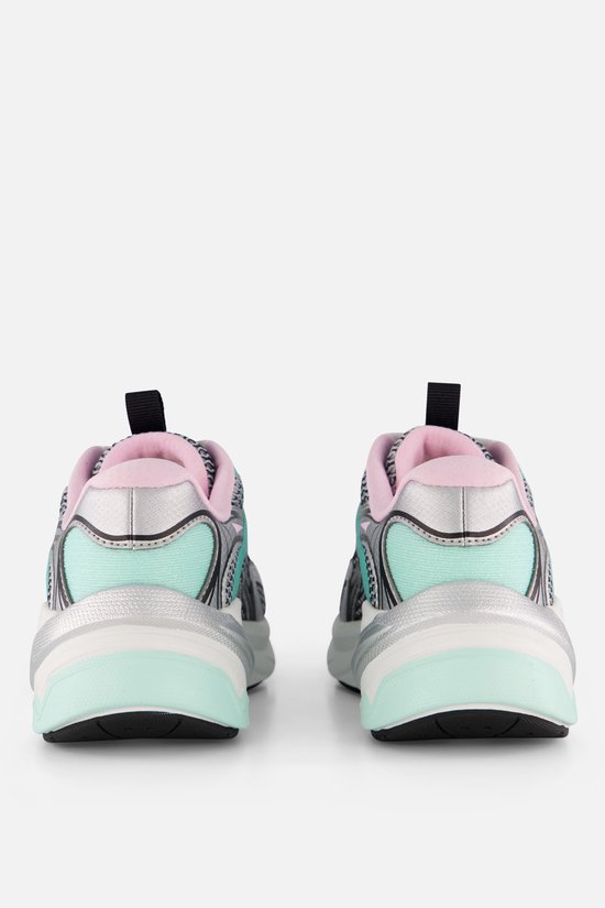 Achterkant van twee Skechers S2K sneakers in zilver, roze en mintgroen met dikke zolen.