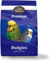 Een zak Deli Nature Premium vogelvoer voor parkieten met de tekst 'Budgies'. Twee parkieten, één groen en één blauw, op de zak.