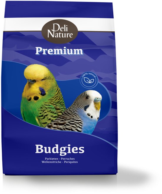 Een zak Deli Nature Premium vogelvoer voor parkieten met de tekst 'Budgies'. Twee parkieten, één groen en één blauw, op de zak.