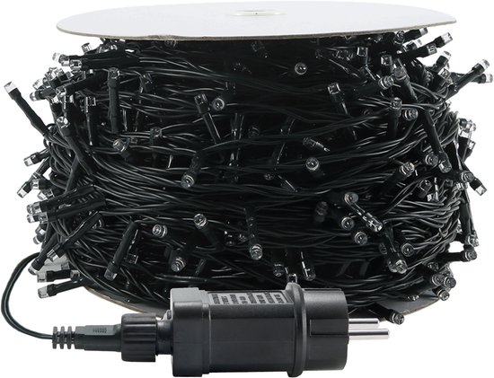 Een rol met veelkleurige LED-lichtsnoer en controller.