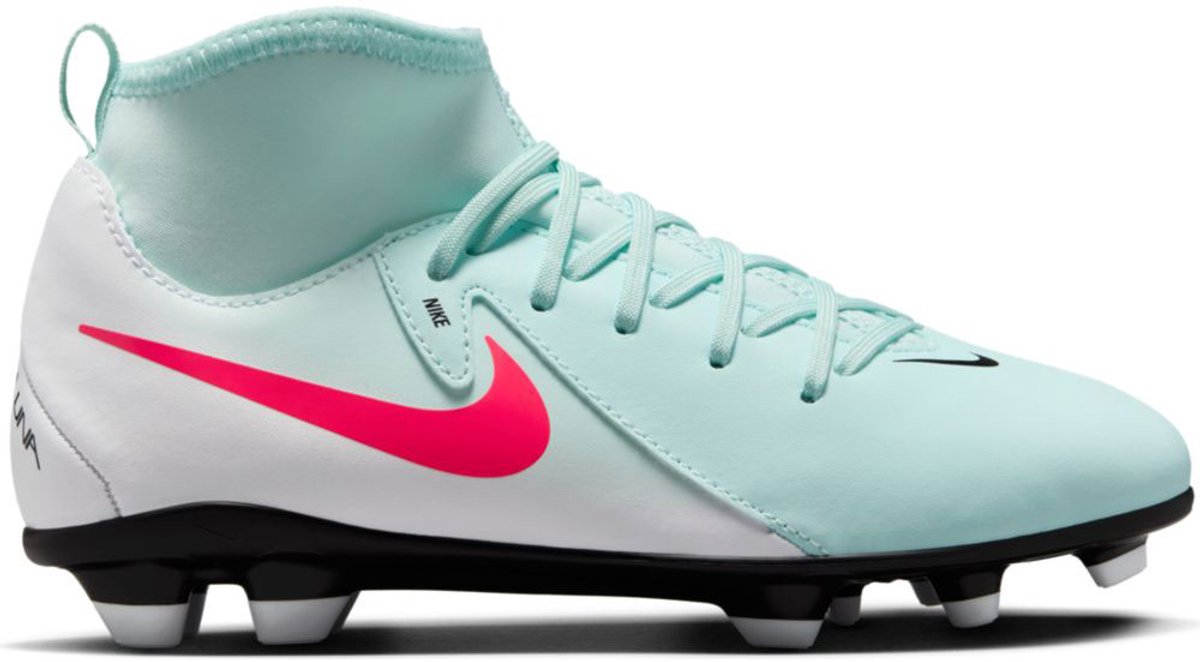 Groene Nike Phantom Luna II Club FG/MG voetbalschoenen voor junioren, met roze swoosh en stevige zool voor grip.