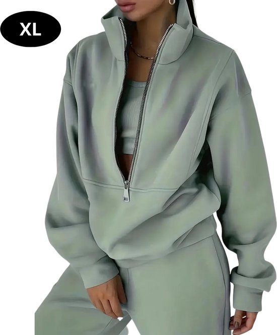 Mannequin portant un survêtement vert avec fermeture éclair demi-haute et un haut court. XL.