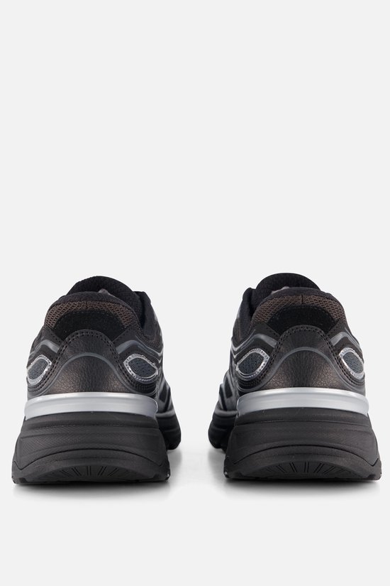 Achterkant van zwarte Skechers sneakers met zilverkleurige accenten op de hiel.