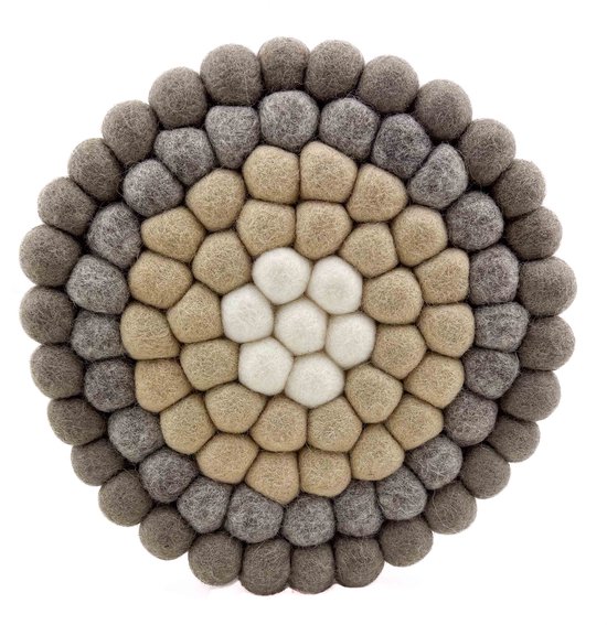 Ronde viltonderzetter met een patroon van kleine bolletjes in crème, beige en grijs.