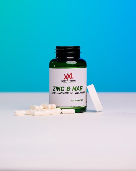 Groene XXL Nutrition pot met witte dop, met etiket ZINC & MAG, 120 VeggieCaps, naast een stapel witte capsules.