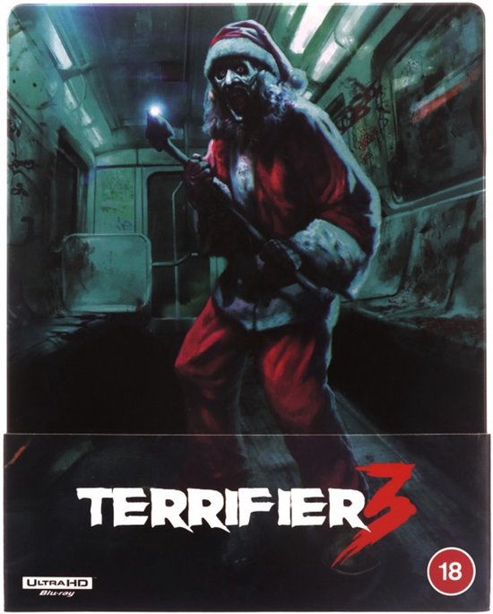 Een griezelige figuur in kerstmanpak met een dreigende fakkel staat in een verlaten metrocoupé. "TERRIFIER 3" staat groot op de voorkant.