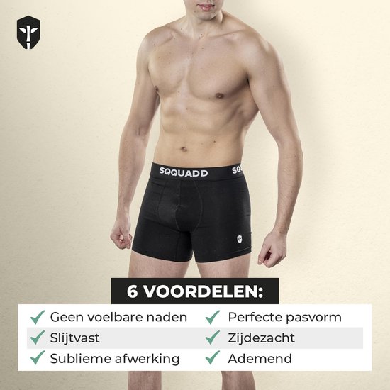 Man in zwarte SQQUADD boxershort met 6 voordelen: geen voelbare naden, slijtvast, sublieme afwerking, perfecte pasvorm, zijdezacht, ademend.