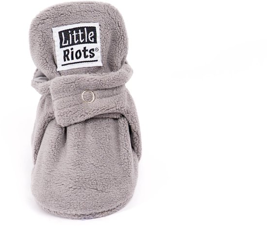 Grijze fleece babyslofjes van Little Riots, van voren bekeken, met drukknoop.