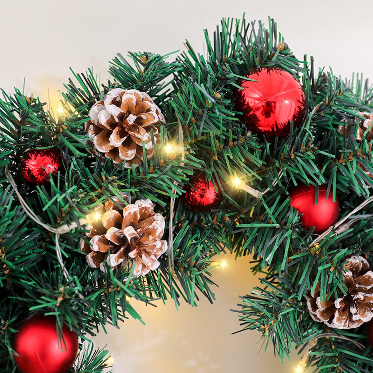 Premium Kerstkrans XL- met Decoraties & LED verlichting(50cm) –Extra volle en dikke takken - Groene dennenkrans met rode kerstballen & dennenappels – 30 LED lampjes – Luxe kerstdecoratie - deurkransen kerstversiering- Kerstmis – foto 5