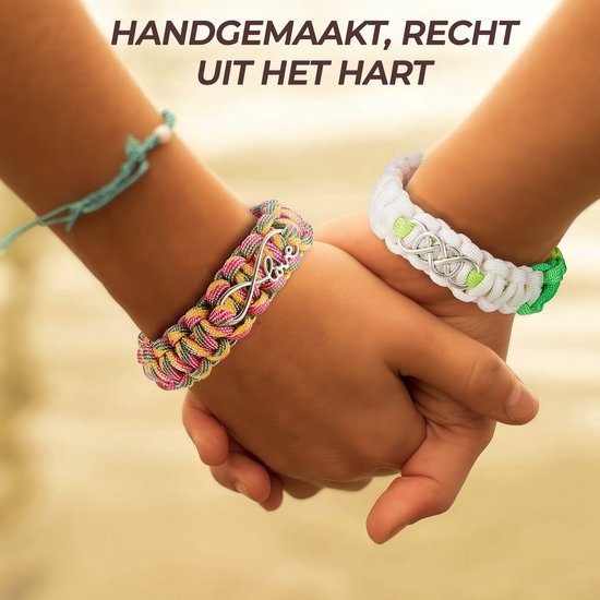 Twee handen houden elkaar vast, met aan elke pols een handgemaakte paracord armband met infinity symbool en een knoop